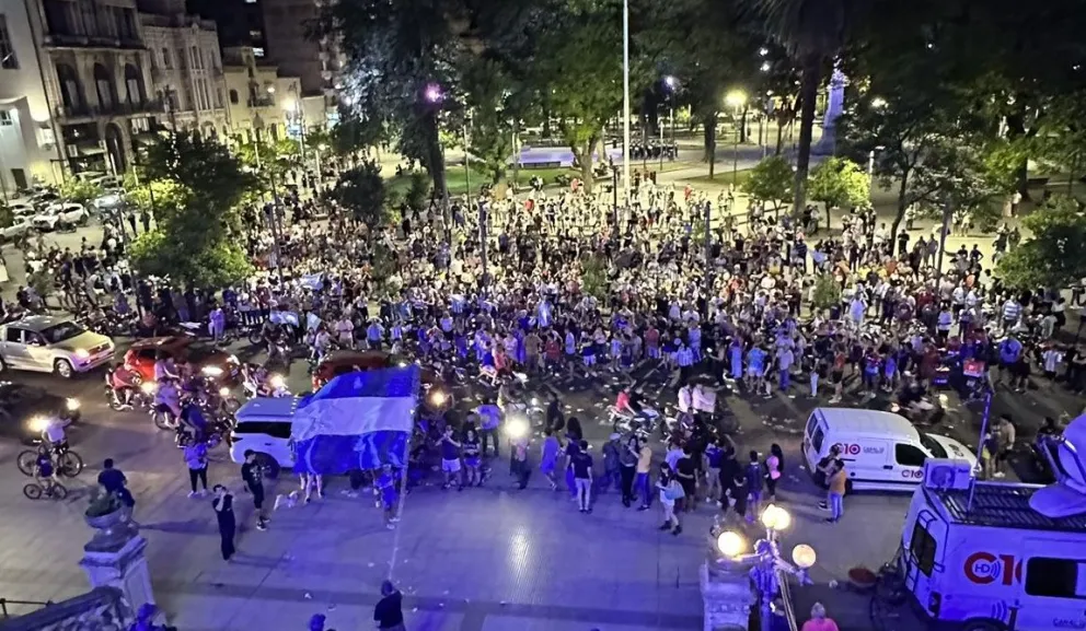 Festejos en la plaza Independencia por el triunfo de Javier Milei