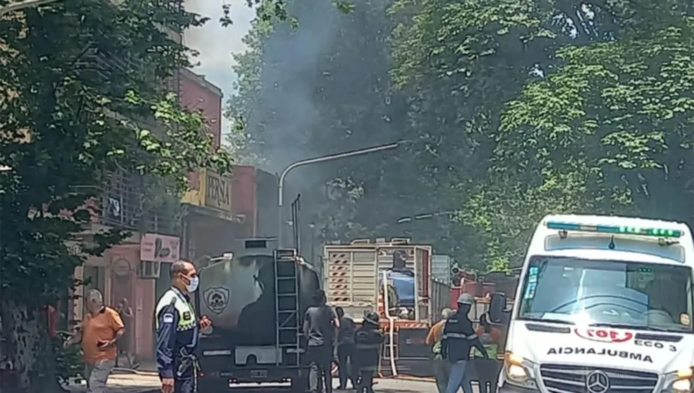 Seis bomberos se recuperan tras luchar contra el incendio en el Mercado Persia