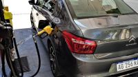 Qué significa si tu auto huele a nafta