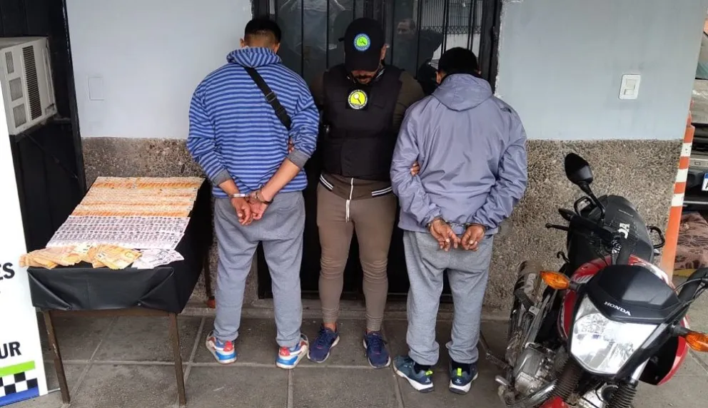 Arrestan a dos sujetos que intentaron sobornar al personal policial