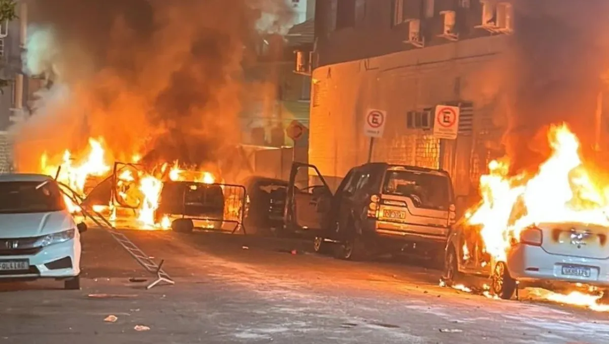 Tras confirmarse el descenso de Santos hubo incendios y destrozos en las  calles | Los Primeros TV - Información en vivo