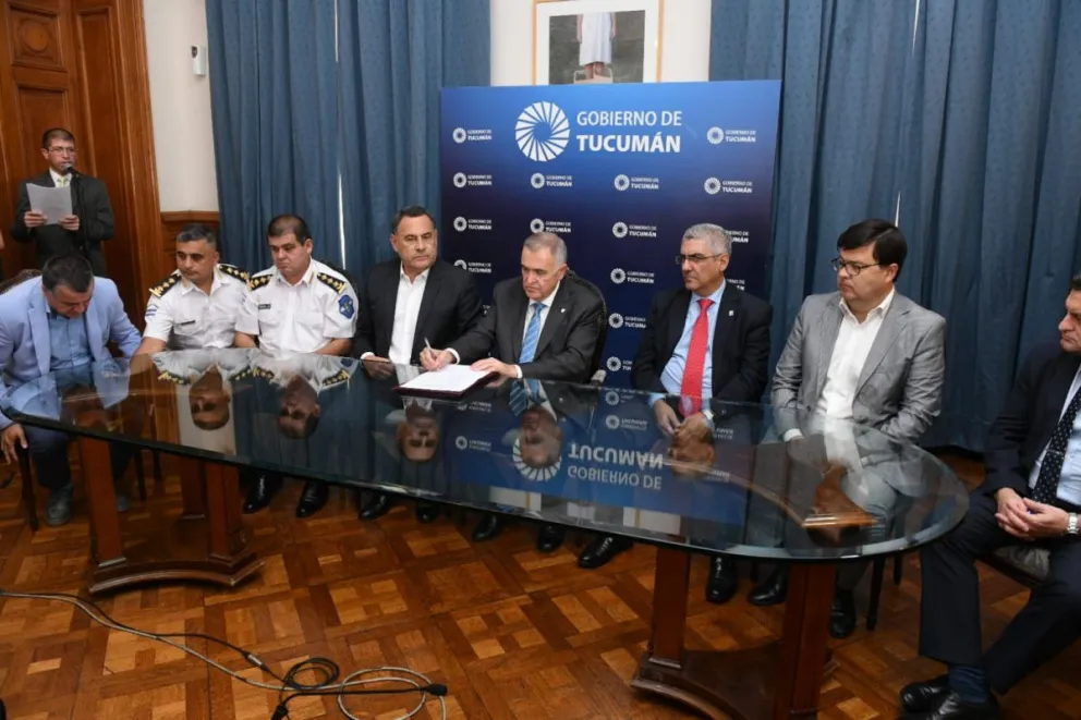 Jaldo cerró el aumento salarial con la Policía de Tucumán