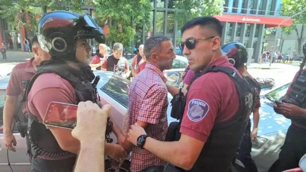 El momento de la detención de Mercanzini, el hombre que le tiró un botellazo a Javier Milei