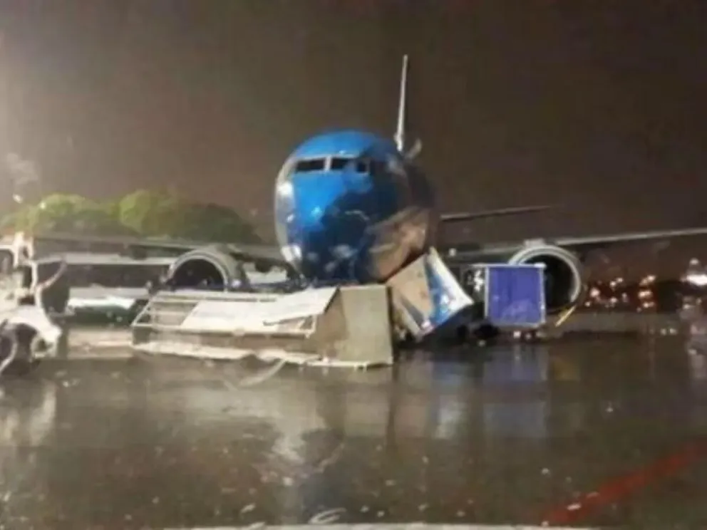 Videos impactantes: el temporal movió aviones y destrozó Aeroparque