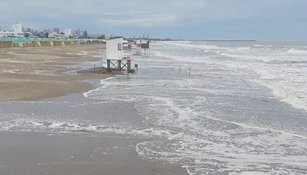 Mar del Plata: La tormenta hizo “desaparecer” las playas y la marea llegó hasta las carpas