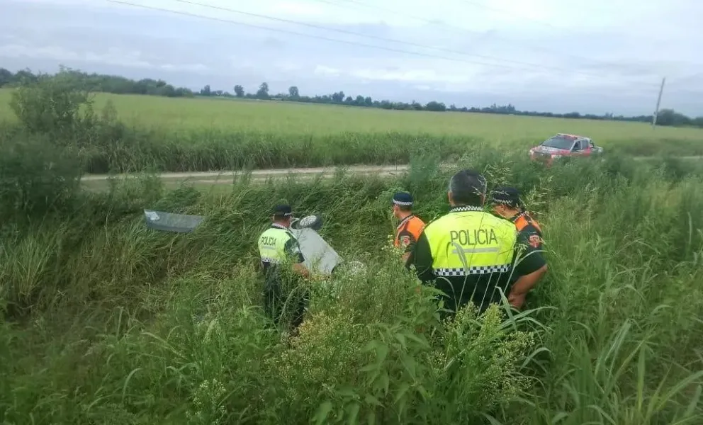 Fatal accidente: murió al volcar y caer a un canal en una ruta tucumana