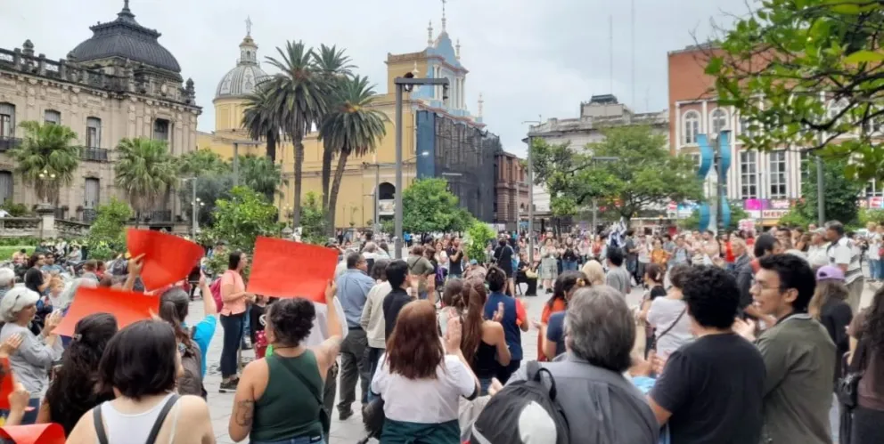 Tucumanos se concentraron en plaza Independencia contra el DNU de Milei