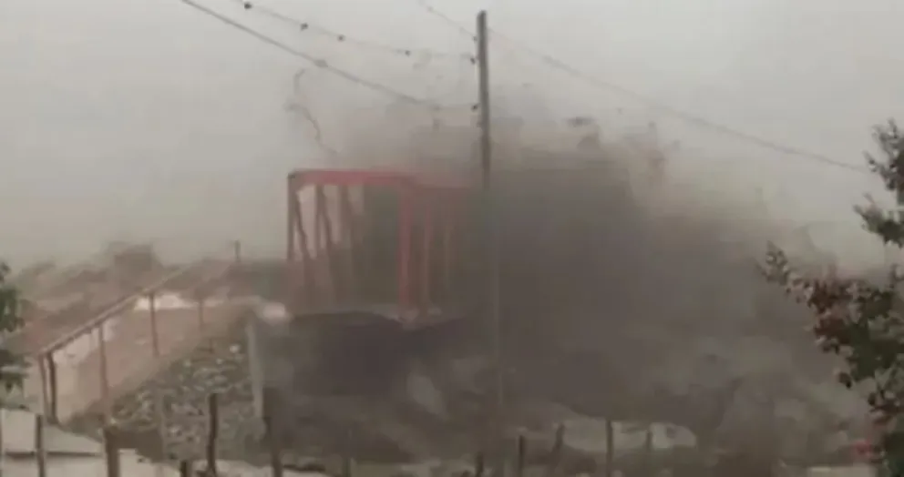 VIDEO | Impactante crecida de un río destrozó un puente en Catamarca