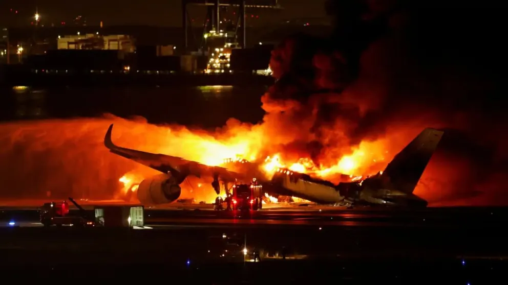 El avión Airbus 350 de Japan Airlines en llamas este martes. Reuters