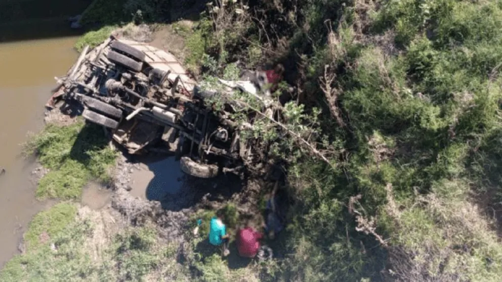 El camión desbarrancó en el puente y cayó al Arroyo del Medio. (Diario El Norte)
