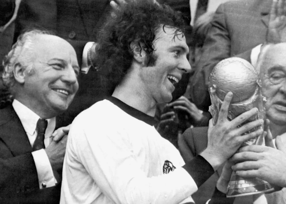 CAMPEON DEL MUNDO. Como capitán de la selección alemana occidental, Franz Beckenbauer fue el primer futbolista en levantar la actual versión de la Copa del Mundo, en 1974.