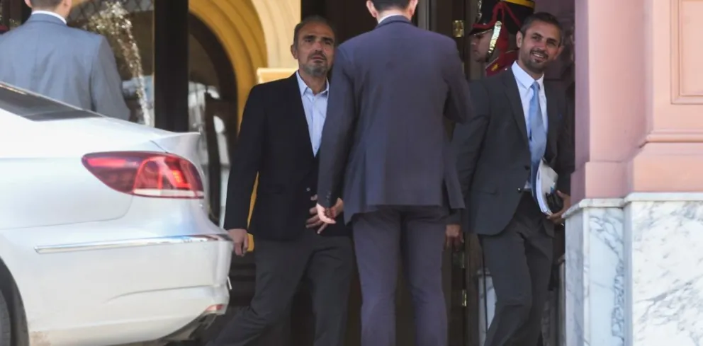 Martín Menem -titular de Diputados-, con su primo Lule en la Casa Rosada, en la previa a una reunión de Gabinete.