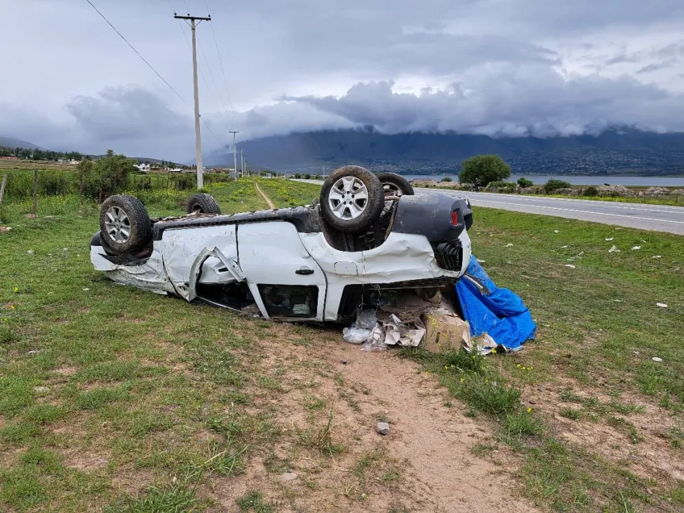 FATAL. Así quedó el vehículo en el que murió una mujer oriunda de Catamarca, a la vera de la ruta de acceso a Tafí del Valle.