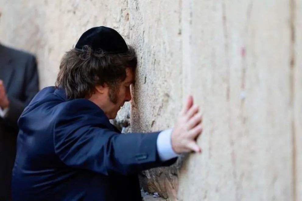 Javier Milei reza en el Muro de los Lamentos durante su primera visita oficial a Israel