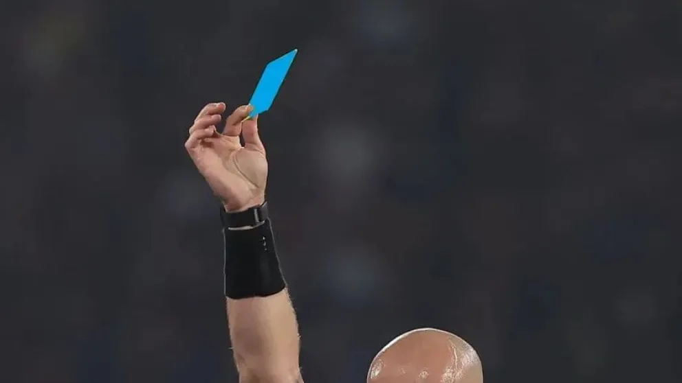 La tarjeta azul estaría en pruebas para irrumpir en el fútbol tradicional