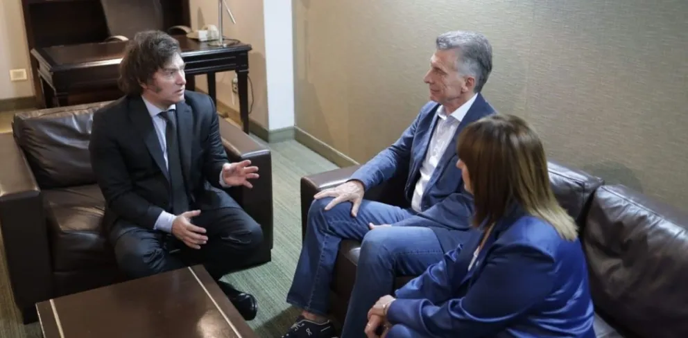 Javier Milei junto a Patricia Bullrich y Mauricio Macri, tras el triunfo electoral del libertario