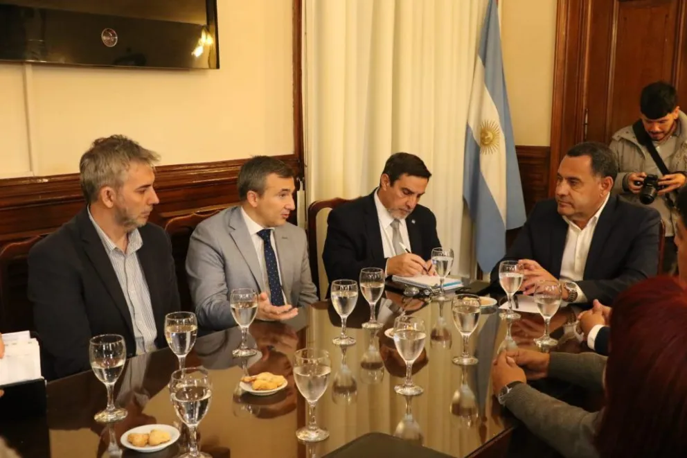 Foto: el ministro de Gobierno y Justicia, Regino Amado, preside una nueva ronda de negociaciones paritarias con representantes gremiales de la administración pública provincial. Diciembre/2023
