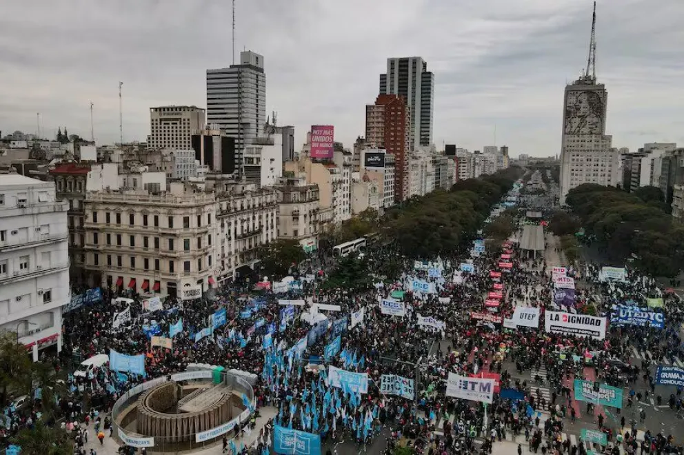 Movimientos sociales protestan en la Avenida 9 de Julio de Buenos Aires
