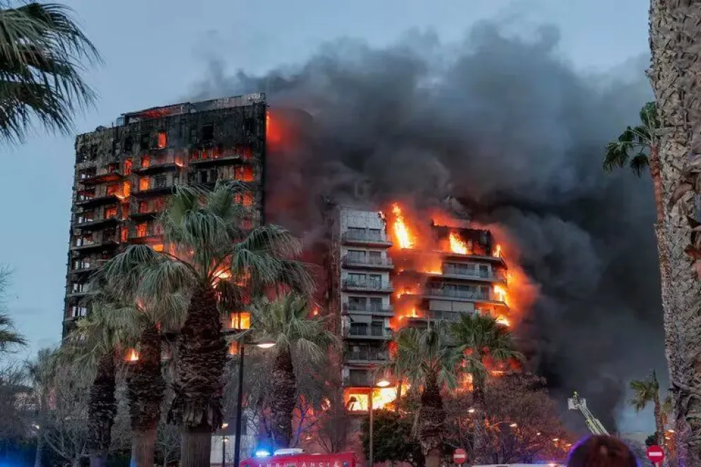 Vista general del incendio de un edificio de viviendas de València que ha afectado totalmente al inmueble (EFE)