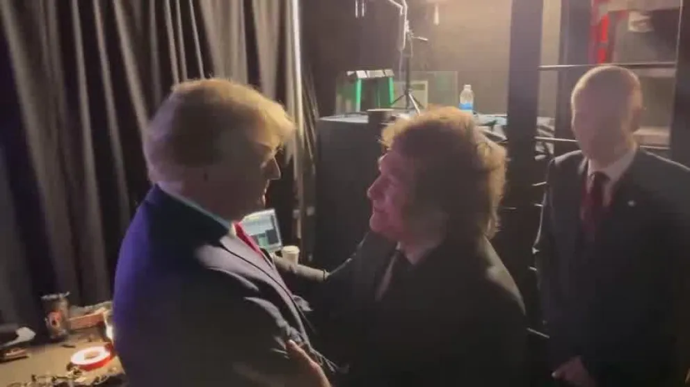 El abrazo entre Javier Milei y Donald Trump durante la cumbre conservadora