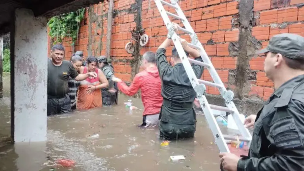 Inundaciones en Corrientes: el agua dentro de las casas superó el metro de altura
