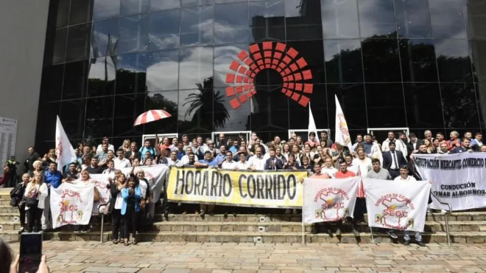 Asistentes a la reunión posan en las escalinatas de la Legislatura tucumana. (Foto: Prensa Legislatura)
