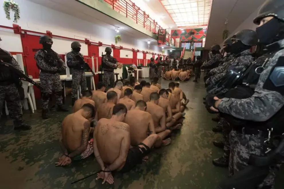 Como Bukele, en El Salvador, las fotos que publicó el gobierno de Pullaro muestra a grupos de presos, sin remera y fuertemente custodiados