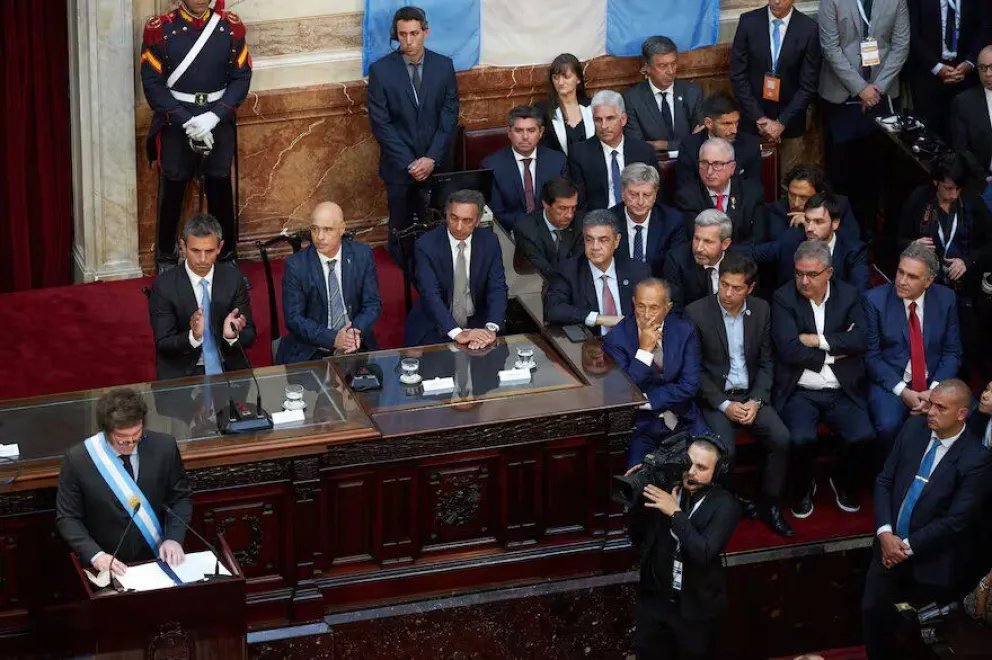 El presidente Javier Milei y los gobernadores, en la Asamblea Legislativa
