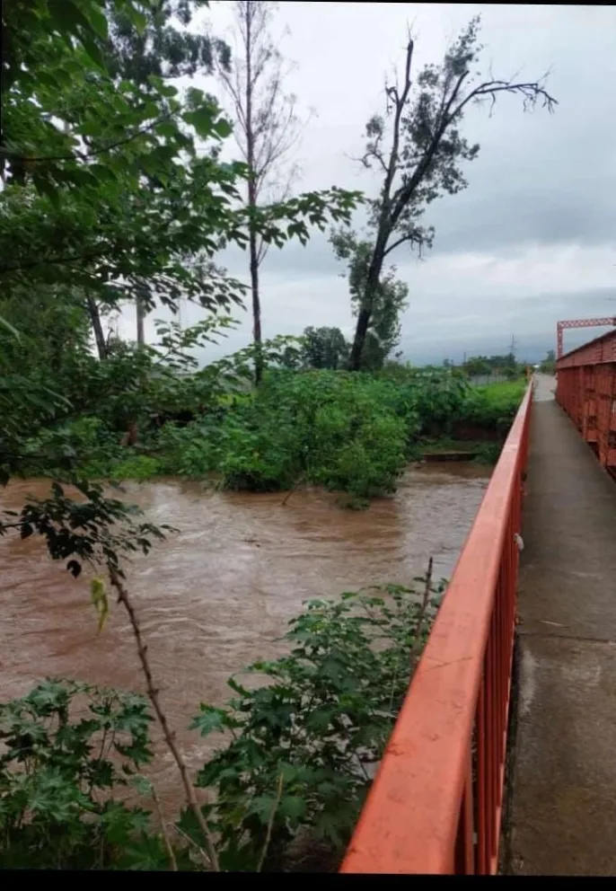 ARROYO BARRIENTOS. Uno de los cursos de agua del sur tucumano que crecieron notablemente tras las fuertes precipitaciones.