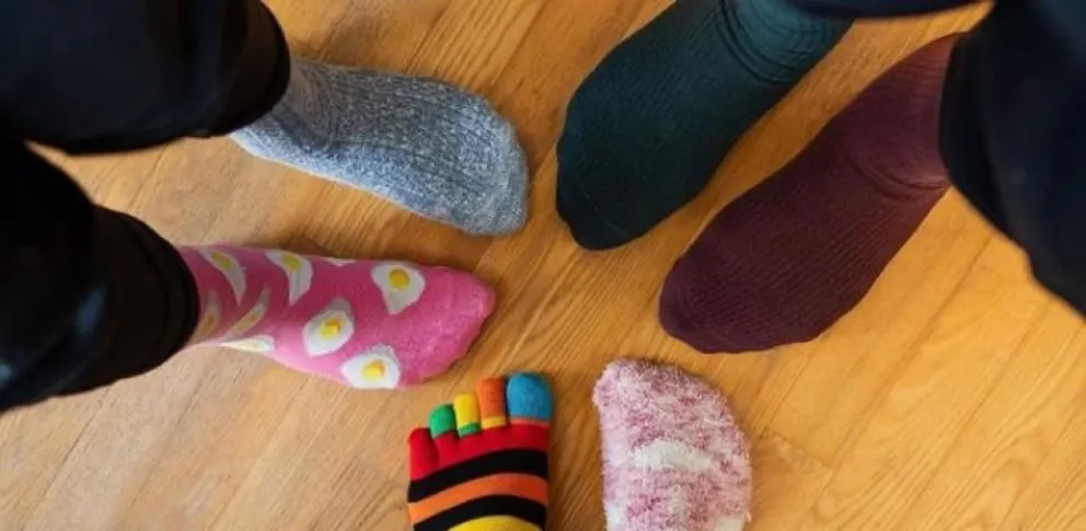 En el Día Mundial del Síndrome de Down se usan medias de colores y brillantes