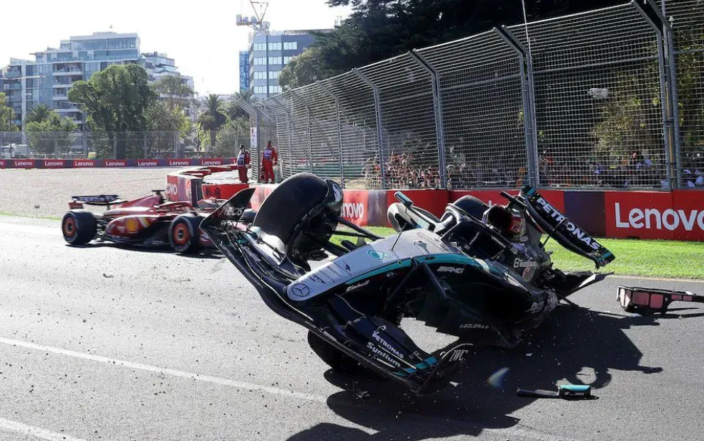 INCOMODA POSICION. Así quedó el monoplaza de George Russell tras el accidente en la última vuelta del Gran Premio de Australia de Fórmula 1.