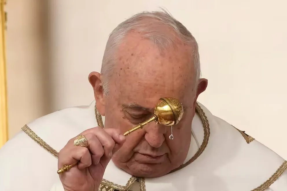 El papa Francisco rocía agua bendita mientras celebra la misa del Domingo de Pascua en la plaza de San Pedro del Vaticano
