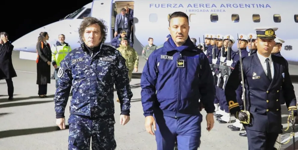 El presidente Javier Milei y el ministro de Defensa, Luis Petri, al llegar a Ushuaia, tras hacer escala en Río Gallegos