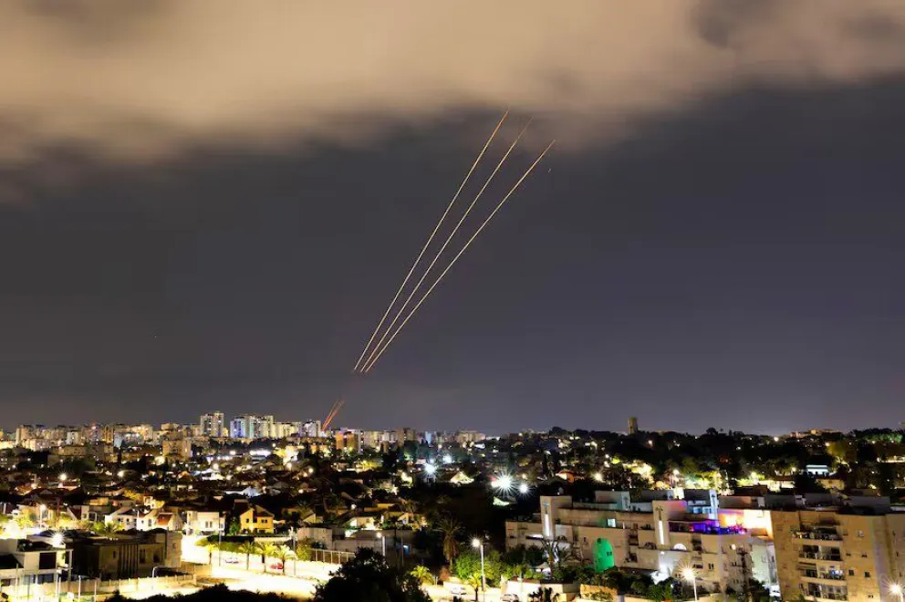 Un sistema antimisiles opera después de que Irán lanzó drones y misiles hacia Israel, visto desde Ashkelon, Israel, el 14 de abril de 2024