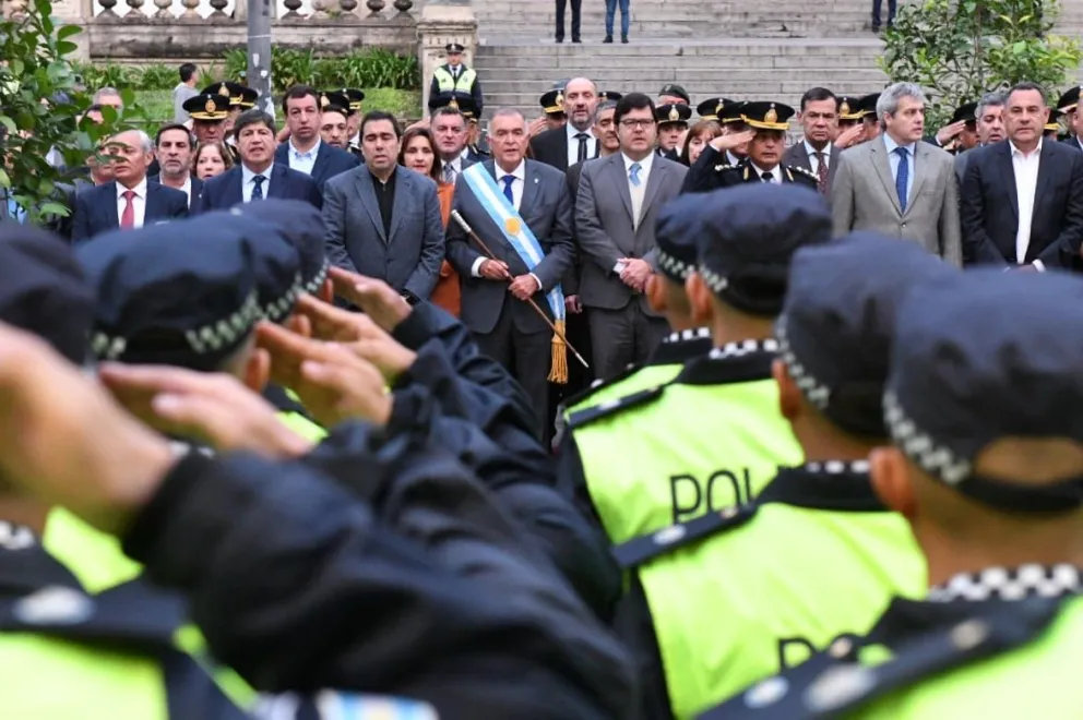 Jaldo tomó juramento a nuevos oficiales y entregó equipamiento para la Policía. Foto: Comunicación Pública de Tucumán