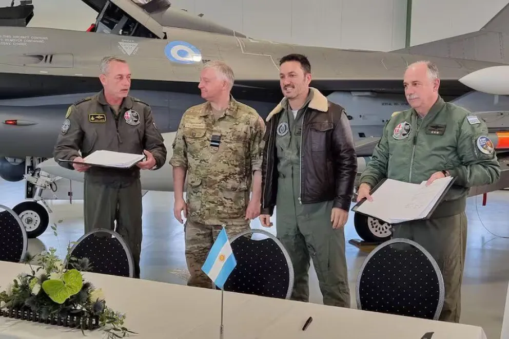 Luis Petri, en Dinamarca, durante el acto de entrega de los 24 aviones de combate F16