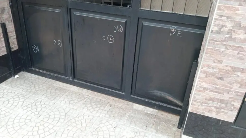  Criminalística marcó en la puerta de Mercedes Galván los puntos donde impactaron los proyectiles; la mujer denuncia a los Ale (Foto: Diego Araoz)