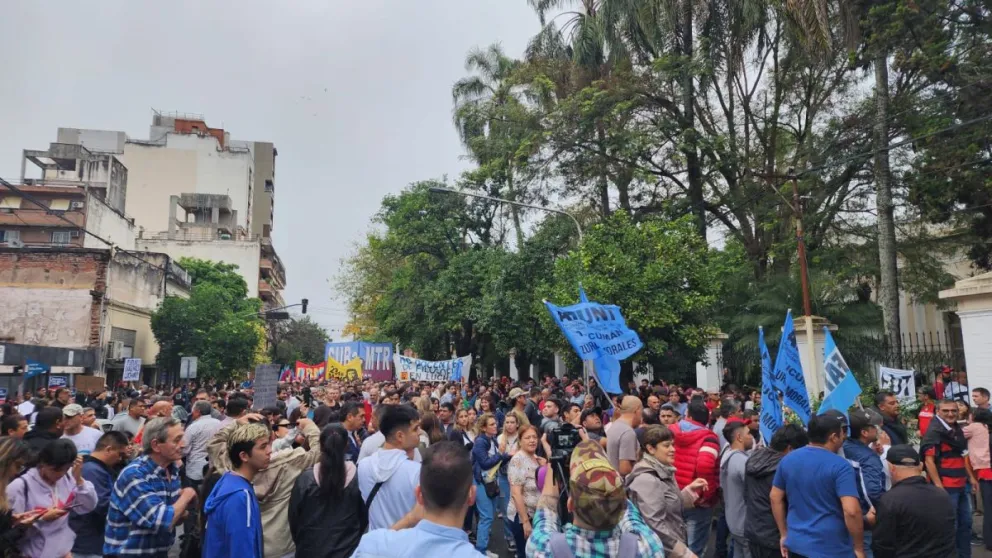  La manifestación en nuestra provincia comenzó en la sede principal de la Universidad Nacional de Tucumán