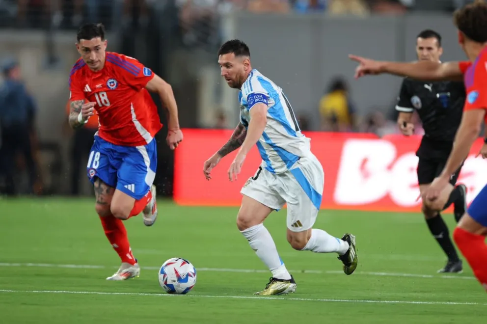 SIEMPRE VIRAL. Lionel Messi protagonizó una escena muy similar a otro partido, también ante Chile, y en el mismo torneo continental.