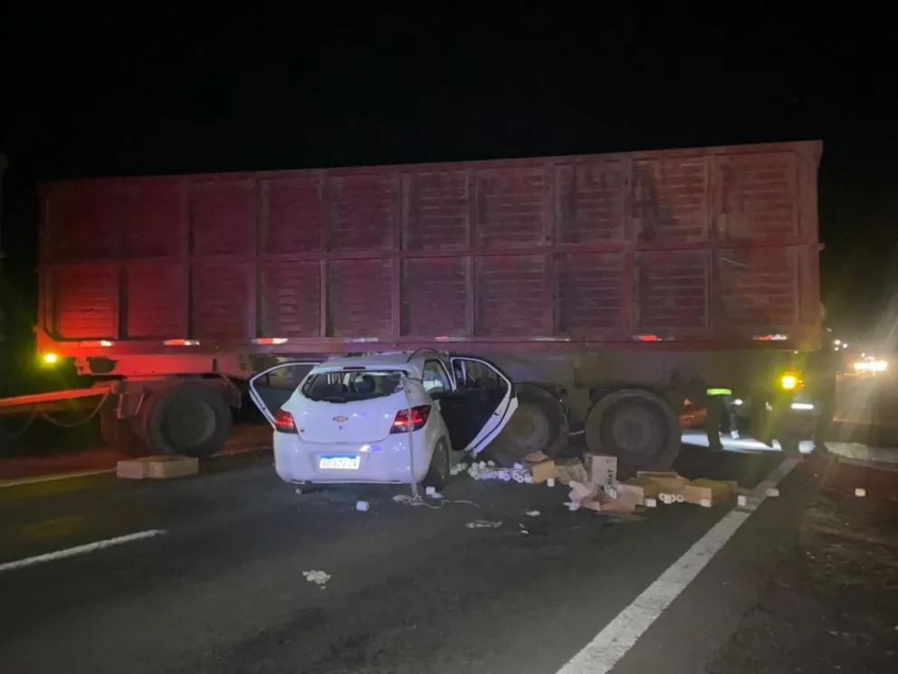 FATAL. La mala maniobra del conductor del camión provocó la muerte del conductor del auto.