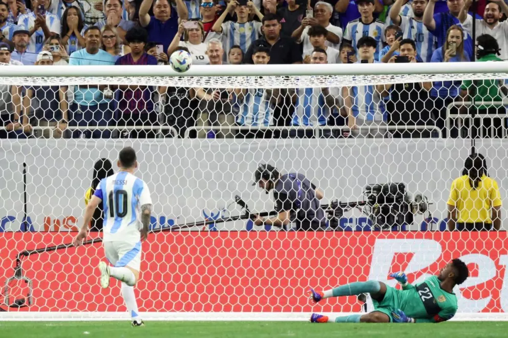Messi la picó y la pelota se le fue un poco alta. (Foto: EFE)